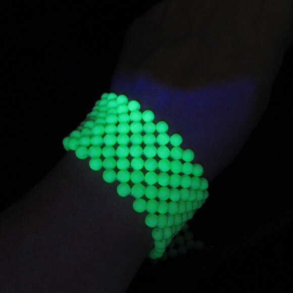 Woven Uranium glass bead bracelet - Picture 7 of 11